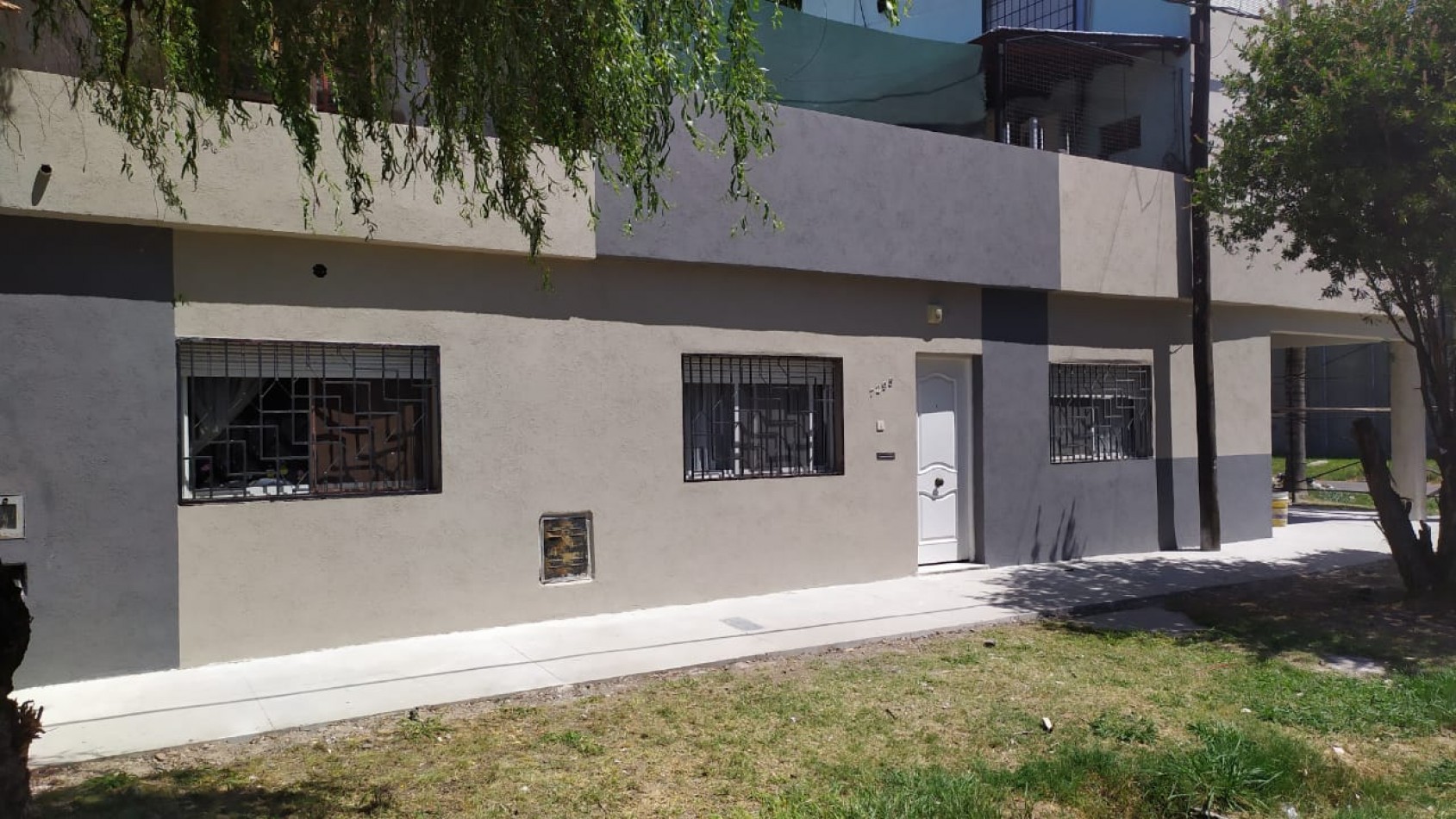 Casa en esquina en 2 plantas con cochera cerrada para 2 vehiculos , disponible para usos multiples, inclusive comercial , se acepta permuta (vehiculos / propiedad en parte de pago). Valor Negociable
