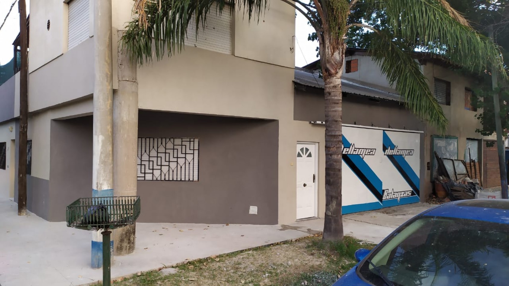 Casa en esquina en 2 plantas con cochera cerrada para 2 vehiculos , disponible para usos multiples, inclusive comercial , se acepta permuta (vehiculos / propiedad en parte de pago). Valor Negociable