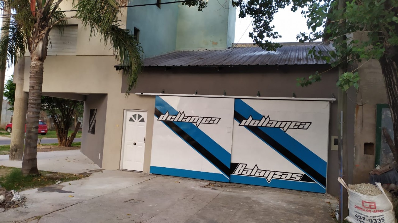 Casa en esquina en 2 plantas con cochera cerrada para 2 vehiculos , disponible para usos multiples, inclusive comercial , se acepta permuta (vehiculos / propiedad en parte de pago). Valor Negociable