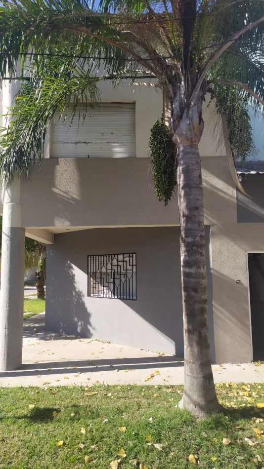 Casa en esquina en 2 plantas con cochera cerrada para 2 vehiculos , disponible para usos multiples, inclusive comercial , se acepta permuta (vehiculos / propiedad en parte de pago). Valor Negociable