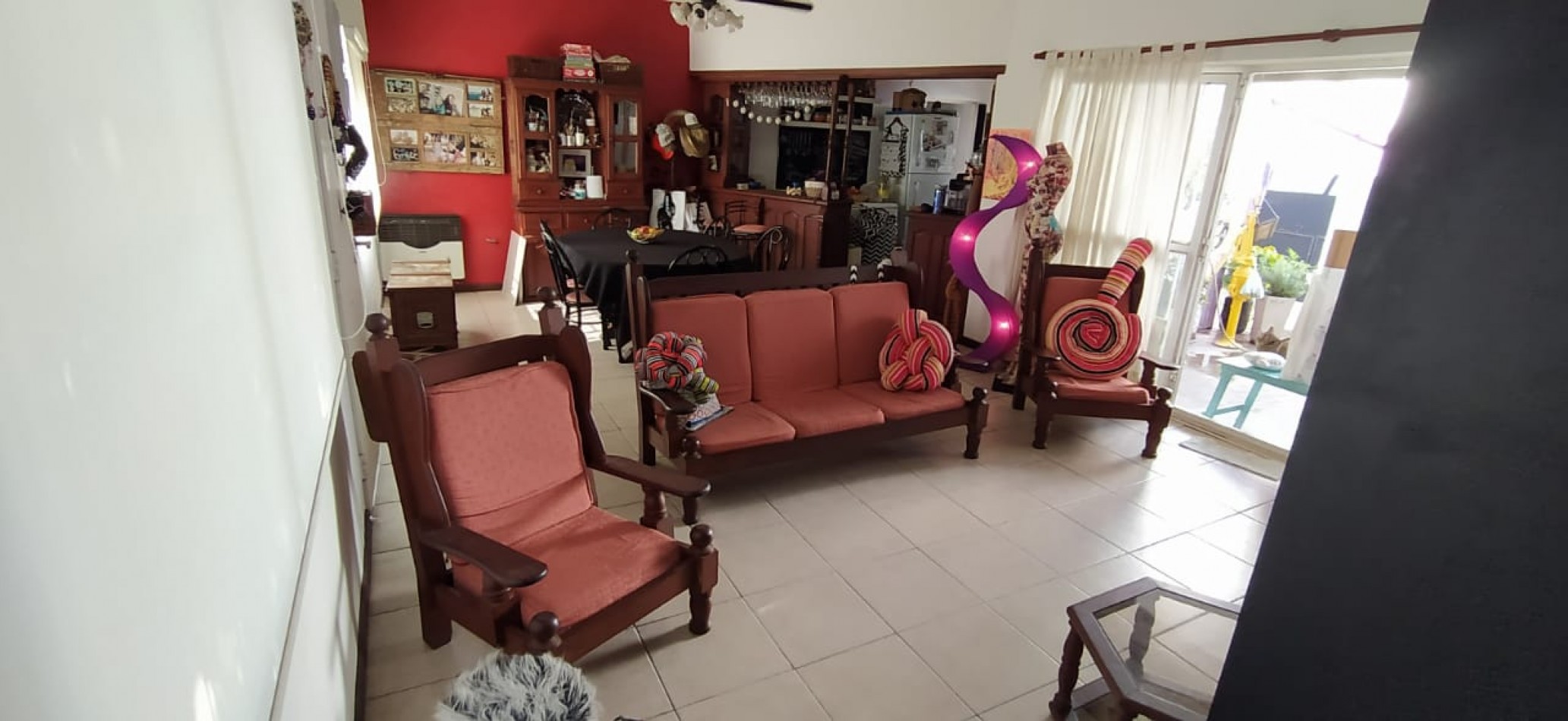 Casa en esquina en 2 plantas con cochera cerrada para 2 vehiculos , disponible para usos multiples, inclusive comercial , se acepta permuta (vehiculos / propiedad en parte de pago). Valor Negociable