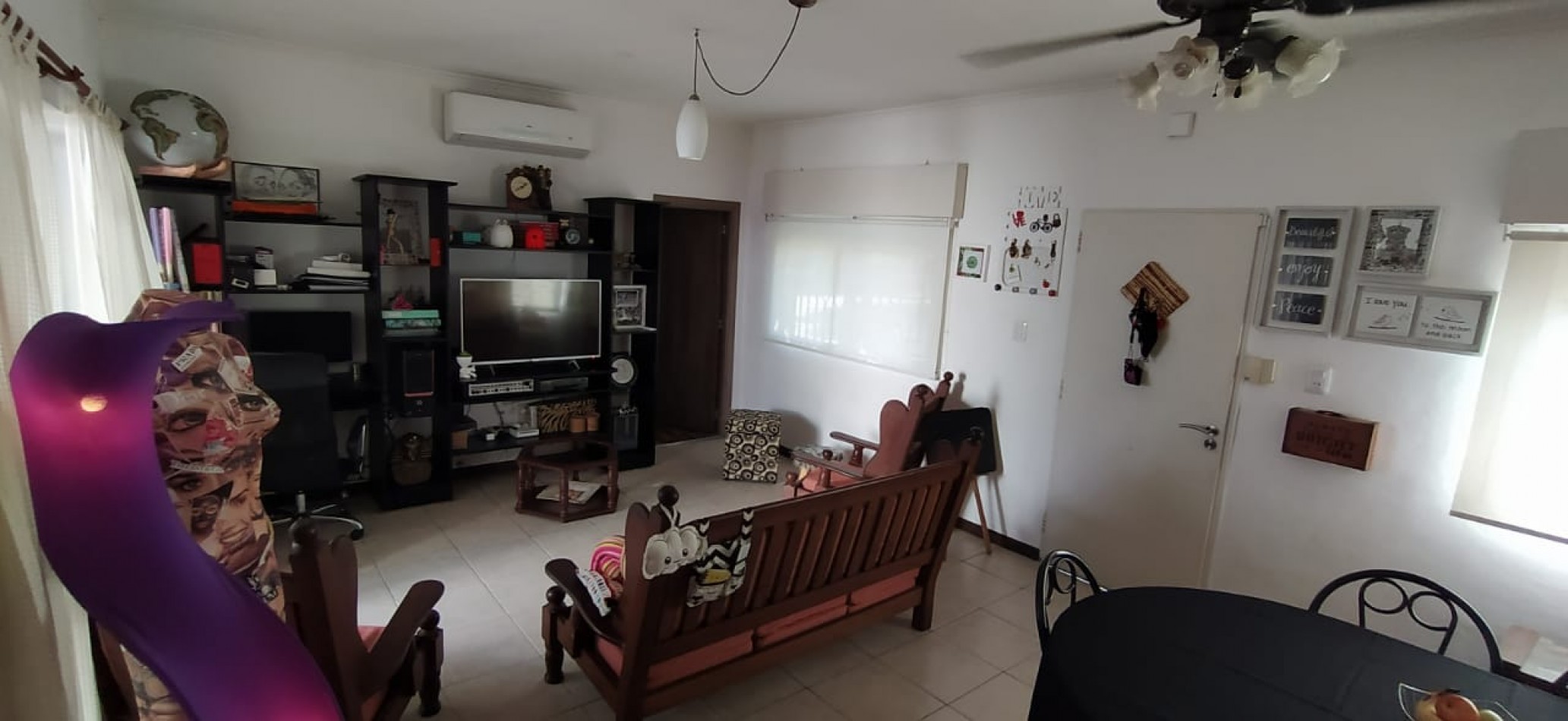 Casa en esquina en 2 plantas con cochera cerrada para 2 vehiculos , disponible para usos multiples, inclusive comercial , se acepta permuta (vehiculos / propiedad en parte de pago). Valor Negociable
