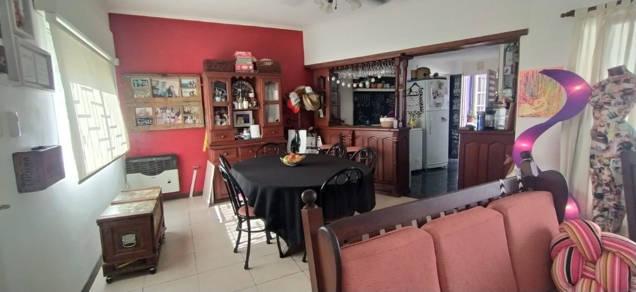 Casa en esquina en 2 plantas con cochera cerrada para 2 vehiculos , disponible para usos multiples, inclusive comercial , se acepta permuta (vehiculos / propiedad en parte de pago). Valor Negociable