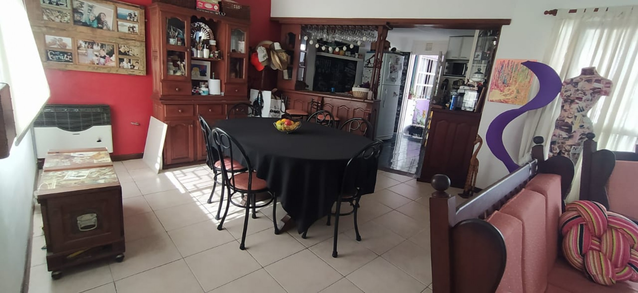 Casa en esquina en 2 plantas con cochera cerrada para 2 vehiculos , disponible para usos multiples, inclusive comercial , se acepta permuta (vehiculos / propiedad en parte de pago). Valor Negociable