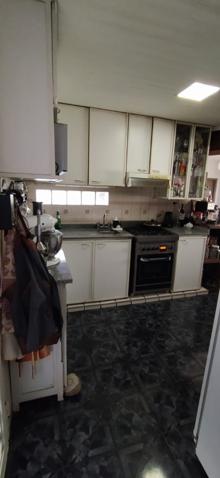 Casa en esquina en 2 plantas con cochera cerrada para 2 vehiculos , disponible para usos multiples, inclusive comercial , se acepta permuta (vehiculos / propiedad en parte de pago). Valor Negociable