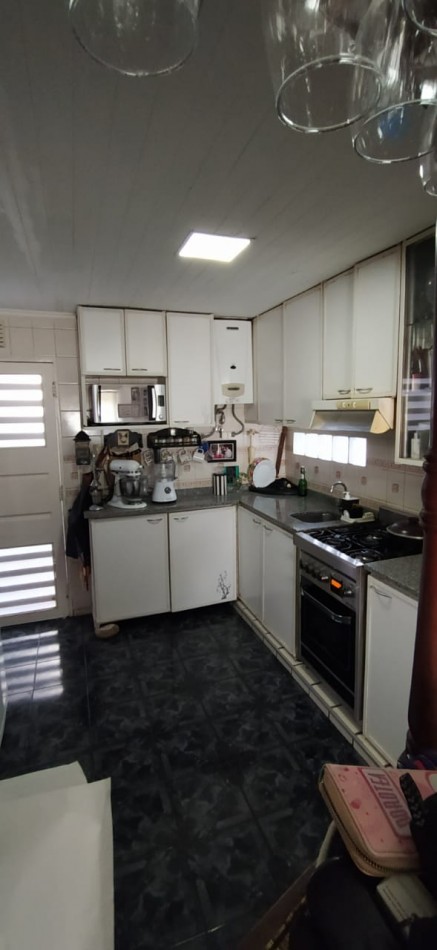 Casa en esquina en 2 plantas con cochera cerrada para 2 vehiculos , disponible para usos multiples, inclusive comercial , se acepta permuta (vehiculos / propiedad en parte de pago). Valor Negociable