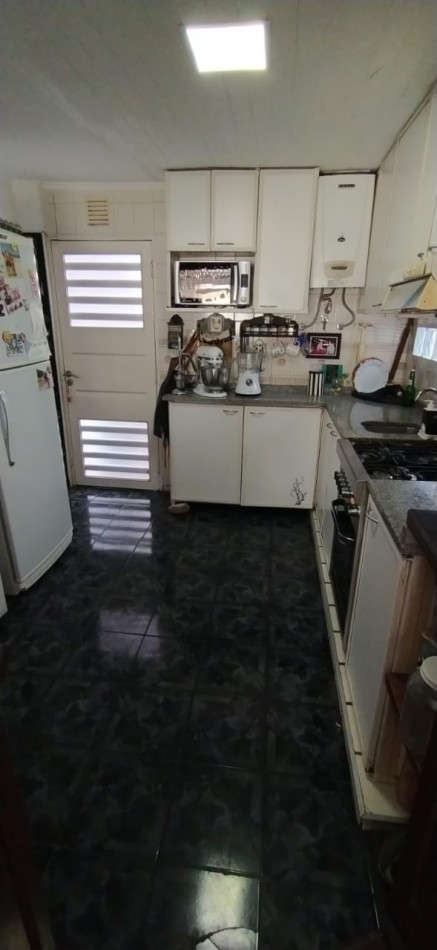 Casa en esquina en 2 plantas con cochera cerrada para 2 vehiculos , disponible para usos multiples, inclusive comercial , se acepta permuta (vehiculos / propiedad en parte de pago). Valor Negociable