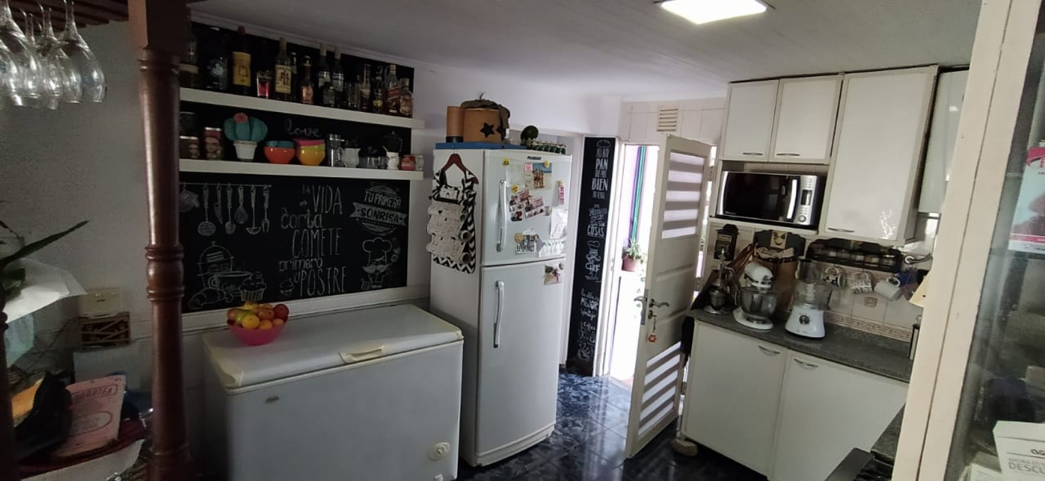 Casa en esquina en 2 plantas con cochera cerrada para 2 vehiculos , disponible para usos multiples, inclusive comercial , se acepta permuta (vehiculos / propiedad en parte de pago). Valor Negociable