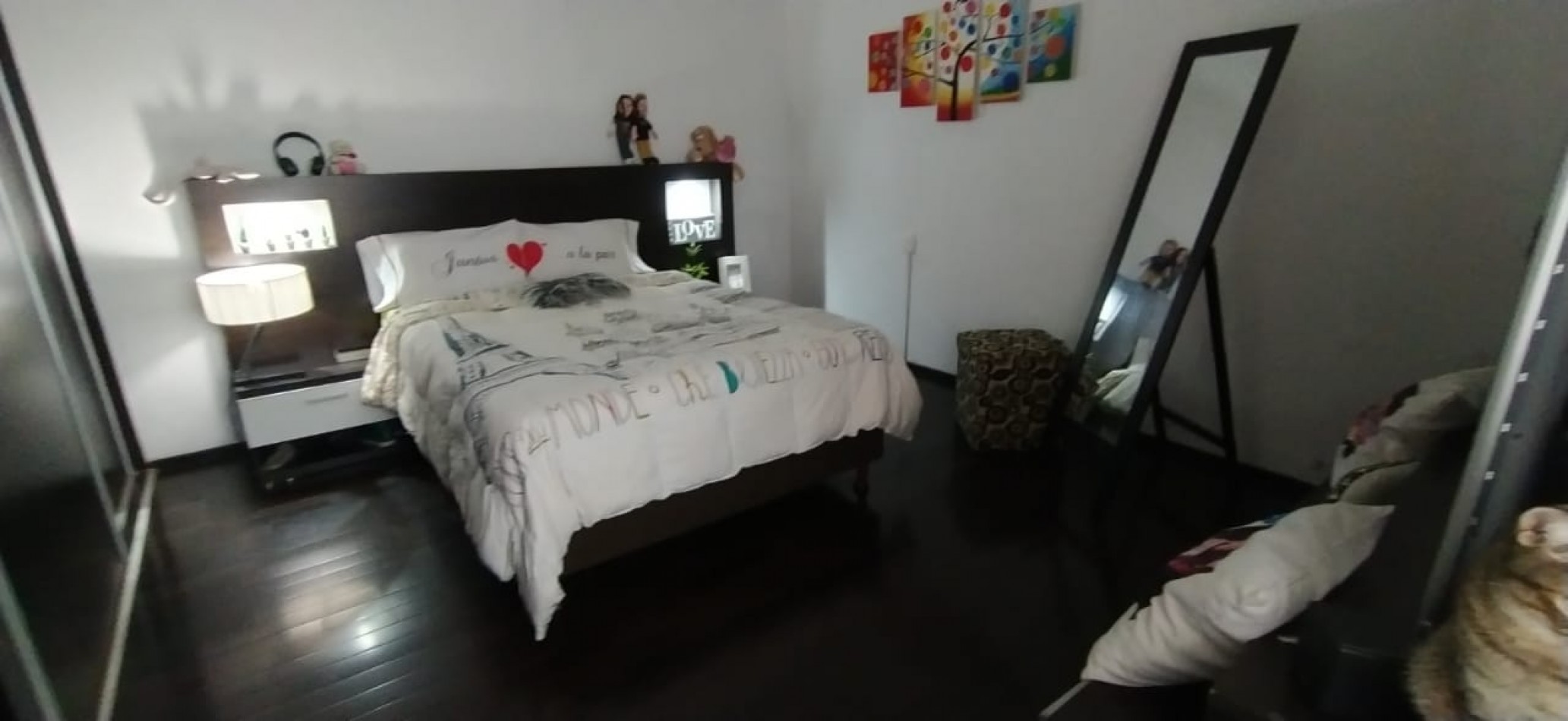 Casa en esquina en 2 plantas con cochera cerrada para 2 vehiculos , disponible para usos multiples, inclusive comercial , se acepta permuta (vehiculos / propiedad en parte de pago). Valor Negociable
