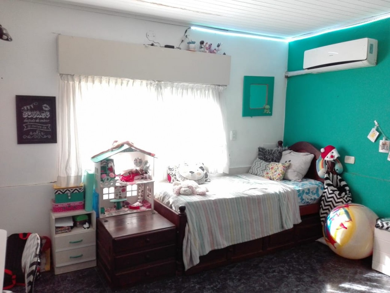 Casa en esquina en 2 plantas con cochera cerrada para 2 vehiculos , disponible para usos multiples, inclusive comercial , se acepta permuta (vehiculos / propiedad en parte de pago). Valor Negociable