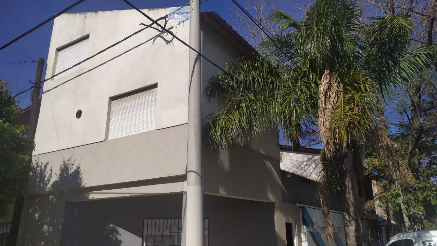 Casa en esquina en 2 plantas con cochera cerrada para 2 vehiculos , disponible para usos multiples, inclusive comercial , se acepta permuta (vehiculos / propiedad en parte de pago). Valor Negociable