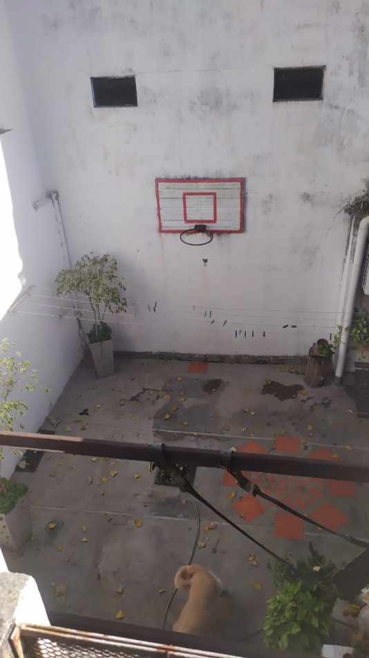 Casa en esquina en 2 plantas con cochera cerrada para 2 vehiculos , disponible para usos multiples, inclusive comercial , se acepta permuta (vehiculos / propiedad en parte de pago). Valor Negociable