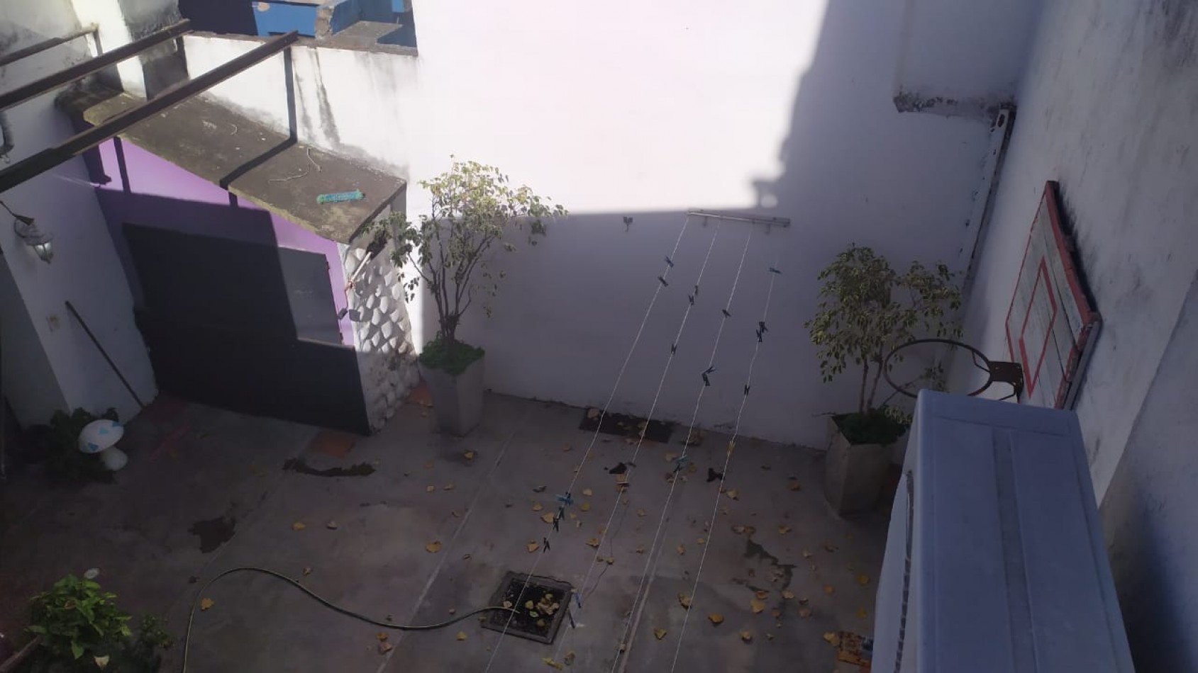 Casa en esquina en 2 plantas con cochera cerrada para 2 vehiculos , disponible para usos multiples, inclusive comercial , se acepta permuta (vehiculos / propiedad en parte de pago). Valor Negociable