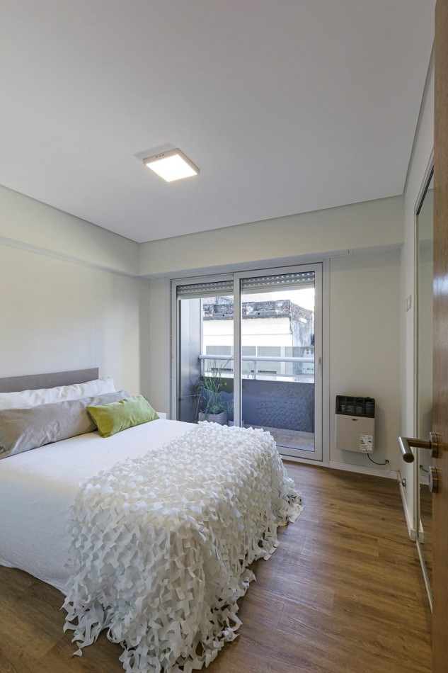  Venta  Semipiso balcones al  frente 2 dormitorios a estrenar 2 balcones  y terraza  exclusiva excelente iluminacion y ventilacion Valor Negociable.