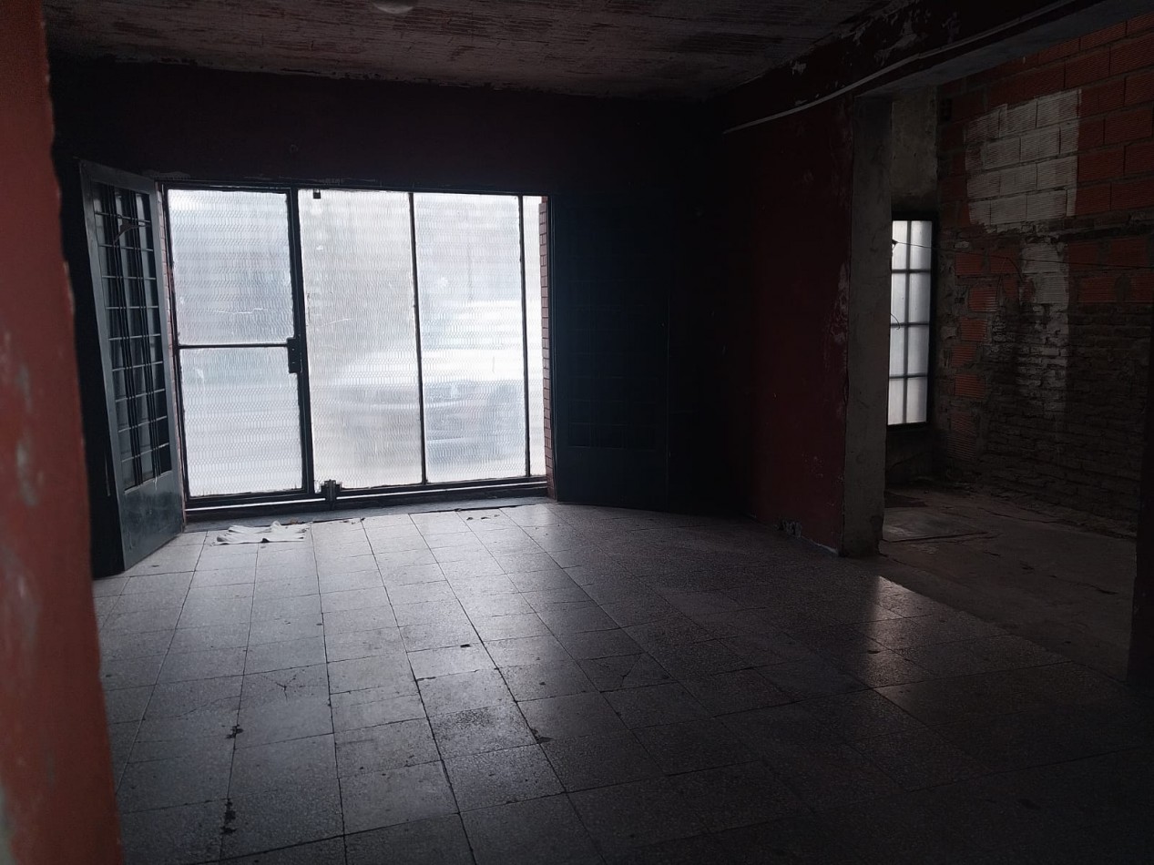 Casa al frente con cochera, doble ingreso, 2 dormitorios, patio y terraza. a RECICLAR EN UN 60% Se escuchan Ofertas. Valore Negociable