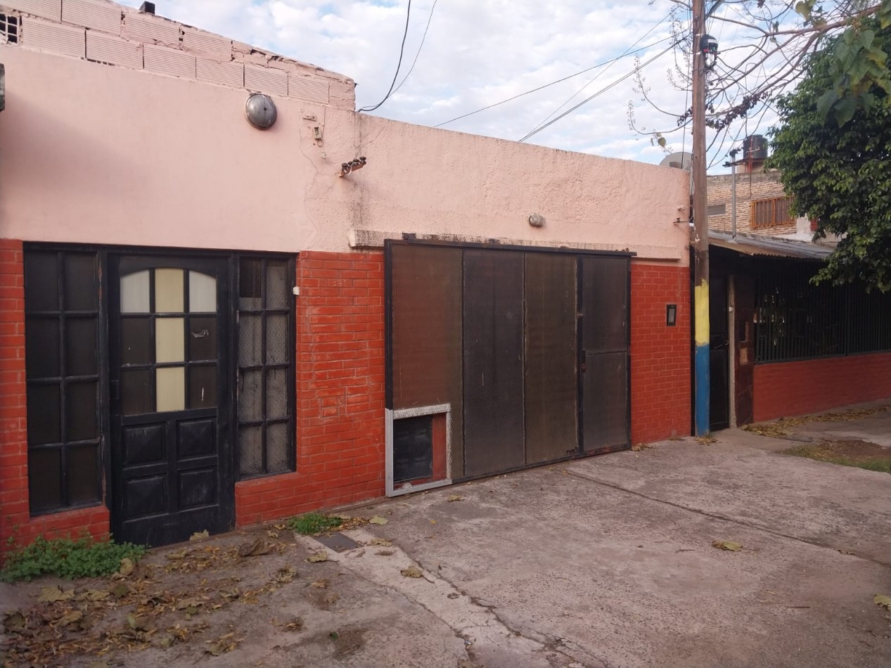 Casa al frente con cochera, doble ingreso, 2 dormitorios, patio y terraza. a RECICLAR EN UN 60% Se escuchan Ofertas. Valore Negociable