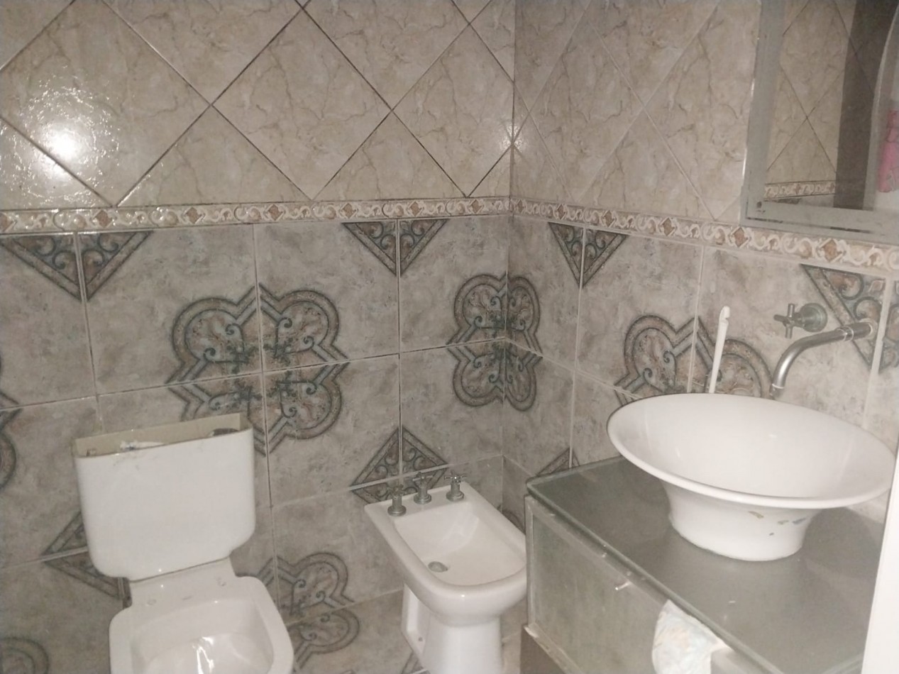 Casa al frente con cochera, doble ingreso, 2 dormitorios, patio y terraza. a RECICLAR EN UN 60% Se escuchan Ofertas. Valore Negociable