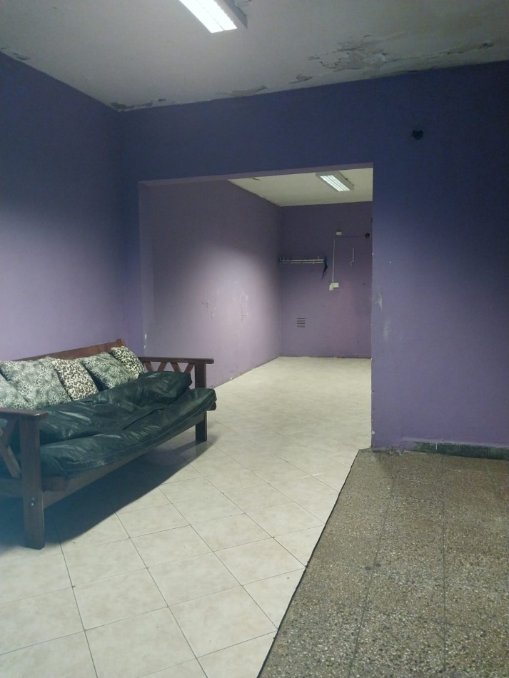 Casa al frente con cochera, doble ingreso, 2 dormitorios, patio y terraza. a RECICLAR EN UN 60% Se escuchan Ofertas. Valore Negociable