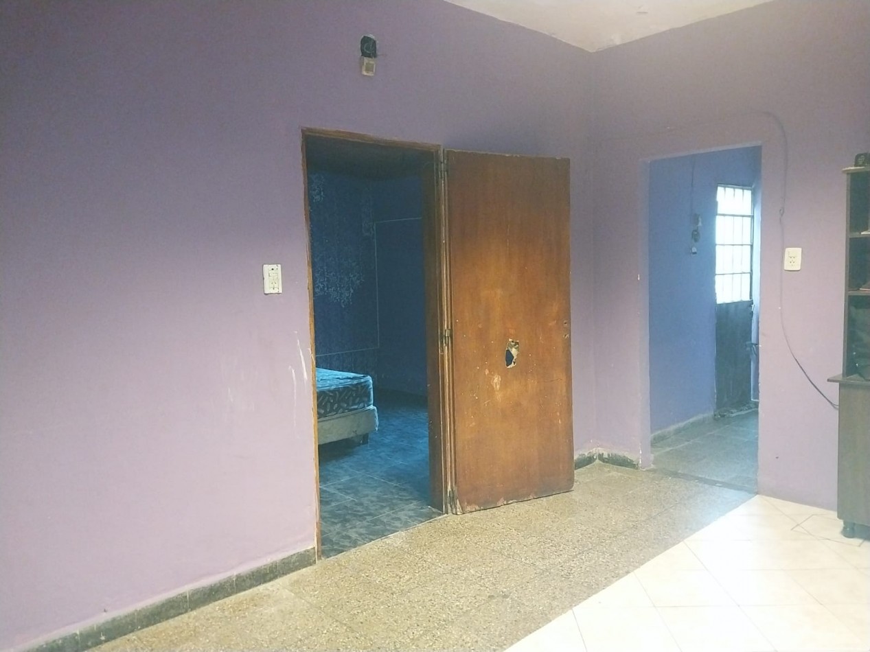 Casa al frente con cochera, doble ingreso, 2 dormitorios, patio y terraza. a RECICLAR EN UN 60% Se escuchan Ofertas. Valore Negociable