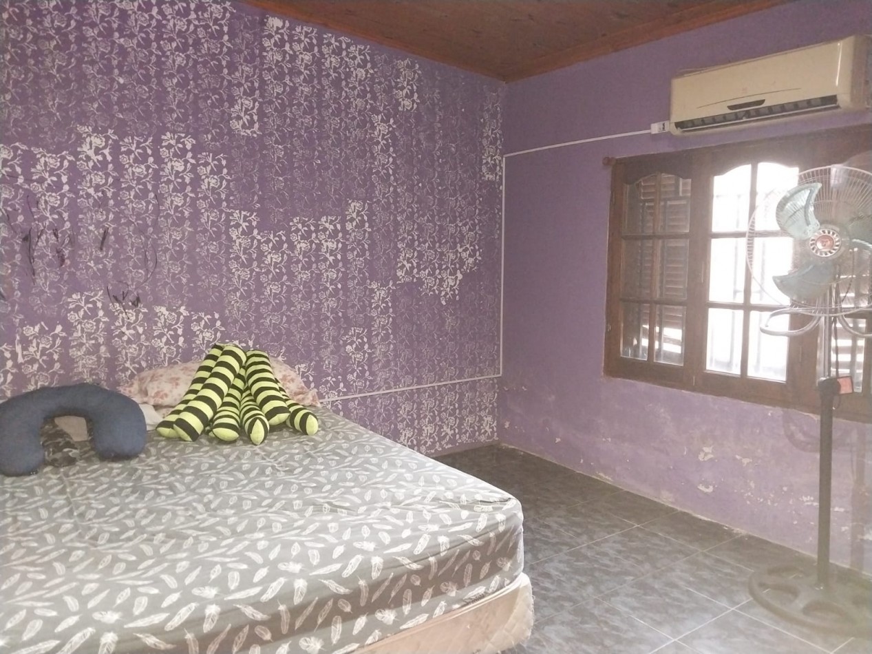 Casa al frente con cochera, doble ingreso, 2 dormitorios, patio y terraza. a RECICLAR EN UN 60% Se escuchan Ofertas. Valore Negociable