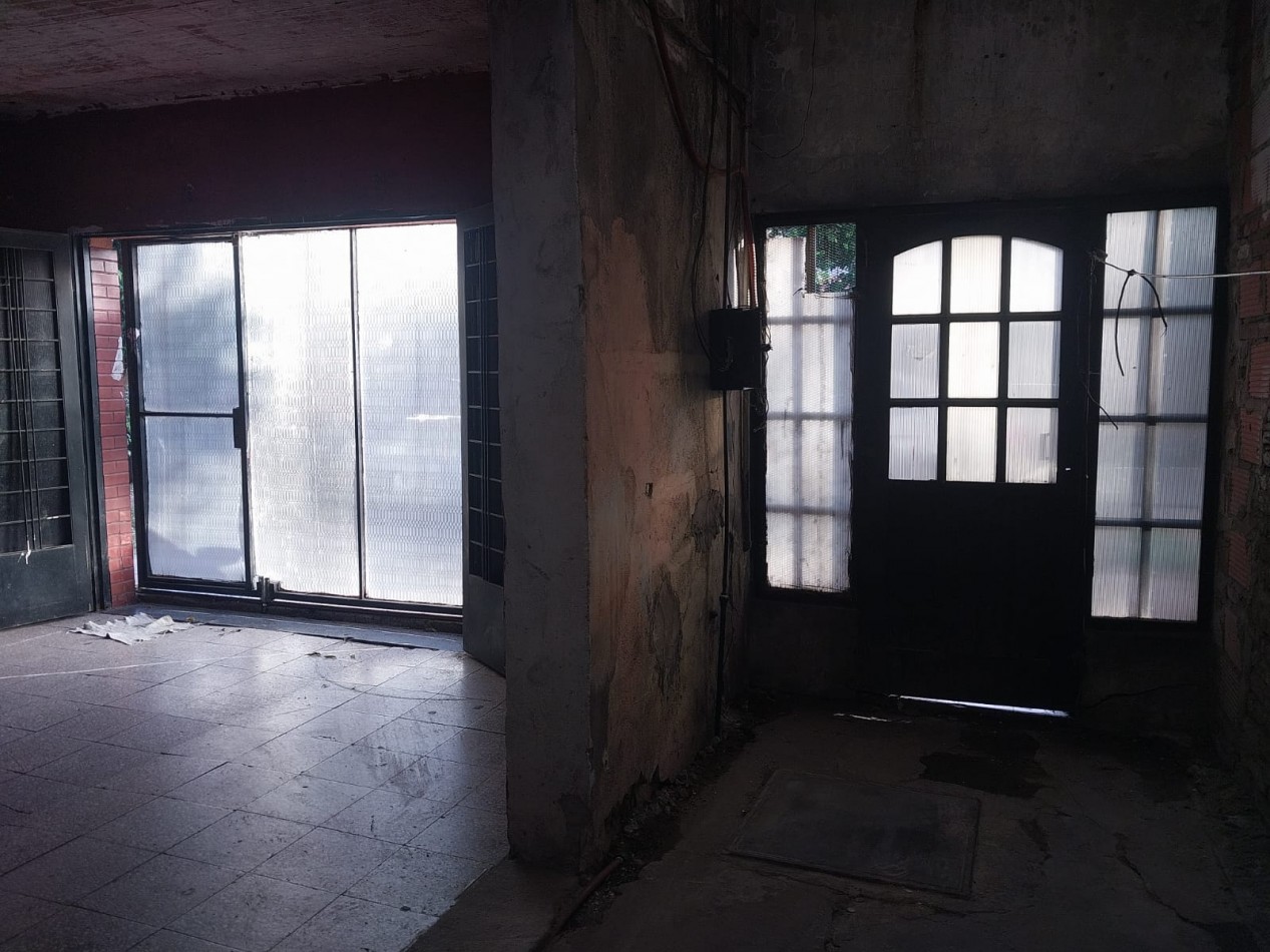 Casa al frente con cochera, doble ingreso, 2 dormitorios, patio y terraza. a RECICLAR EN UN 60% Se escuchan Ofertas. Valore Negociable
