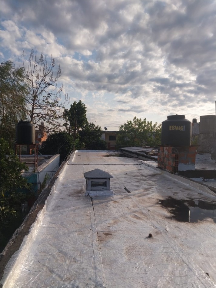 Casa al frente con cochera, doble ingreso, 2 dormitorios, patio y terraza. a RECICLAR EN UN 60% Se escuchan Ofertas. Valore Negociable
