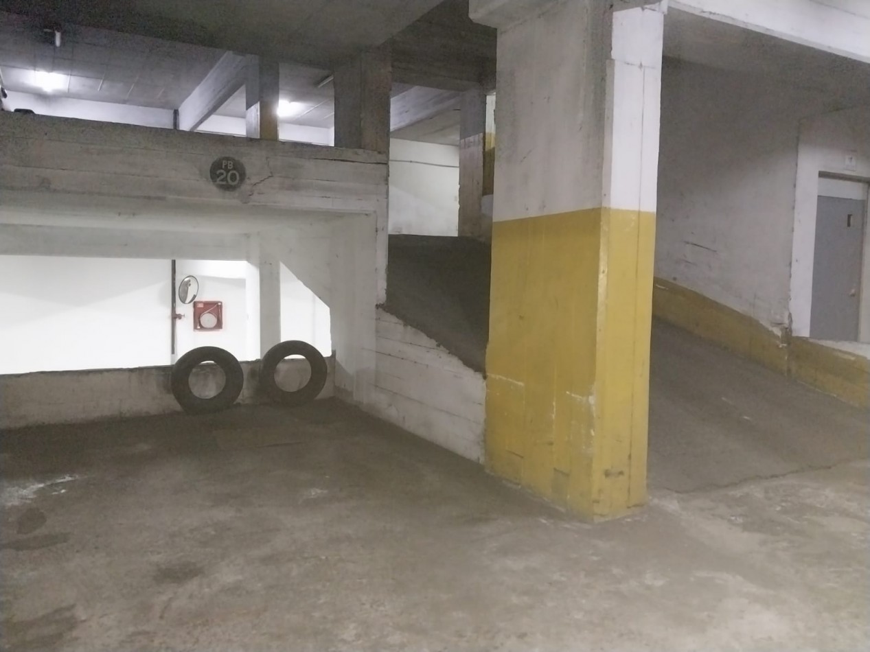 Cochera en edificio de cocheras Excelente Ubicacion amplia con ascensor buen radio de giro Valor Negociable se aceptan pesos