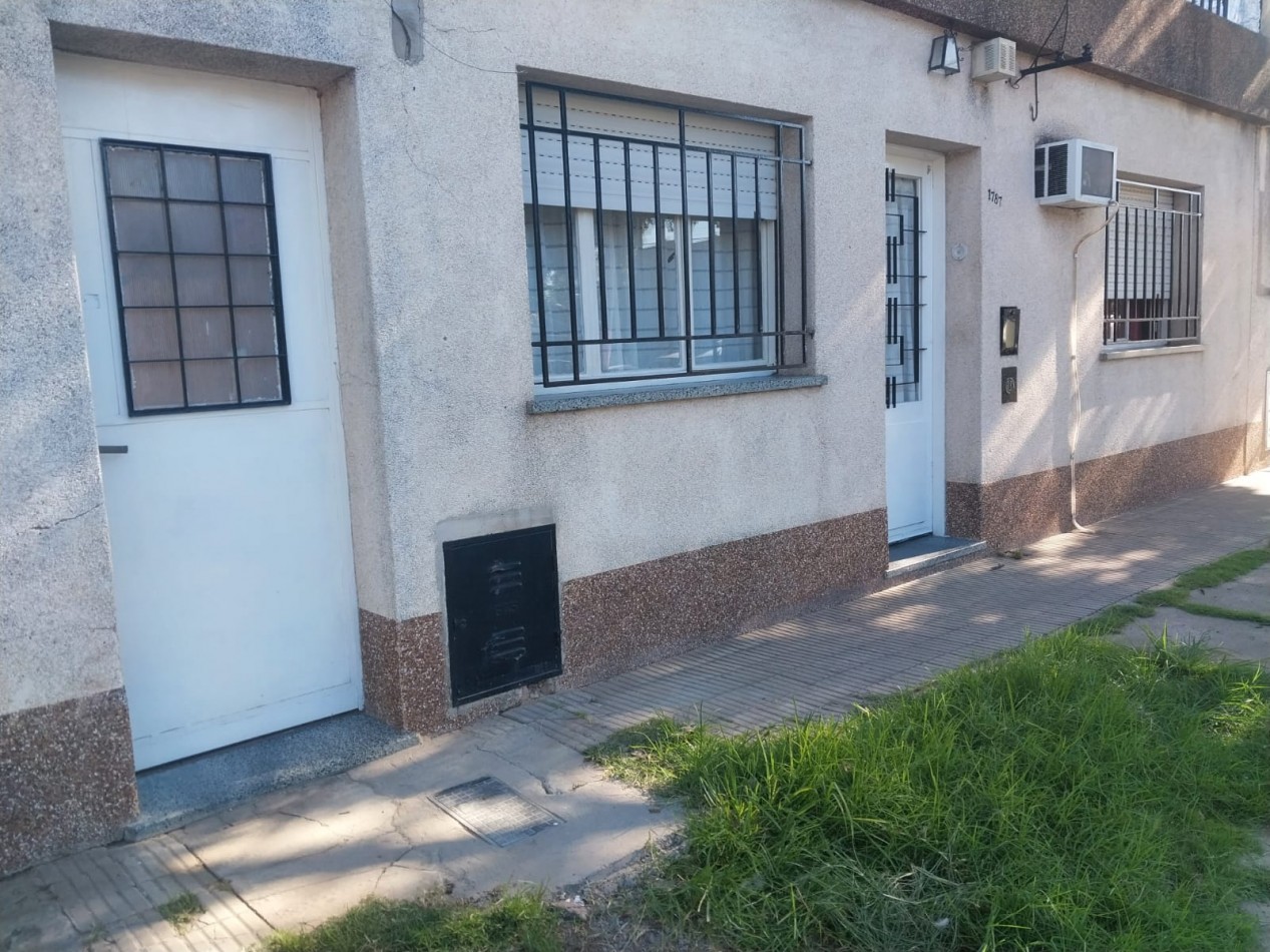 Casa al frente con doble ingreso 2 dormitorios , parrillero , patio y terraza Valor Negociable