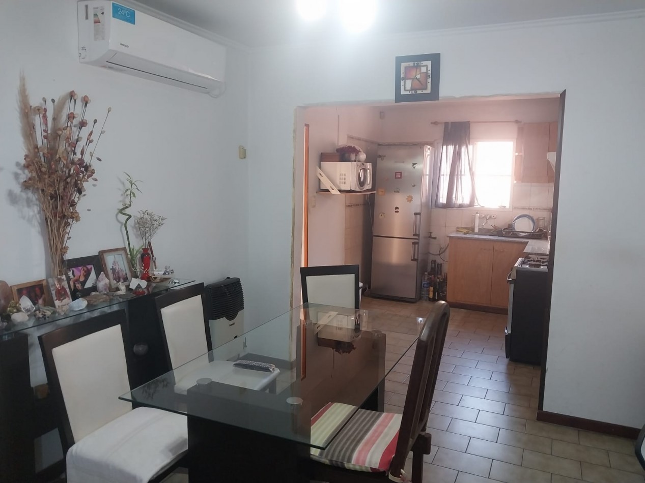 Casa al frente con doble ingreso 2 dormitorios , parrillero , patio y terraza Valor Negociable