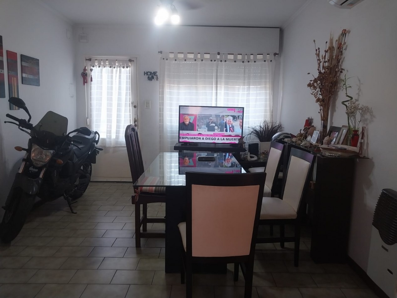 Casa al frente con doble ingreso 2 dormitorios , parrillero , patio y terraza Valor Negociable