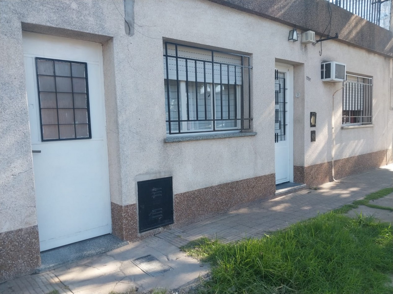 Casa al frente con doble ingreso 2 dormitorios , parrillero , patio y terraza Valor Negociable