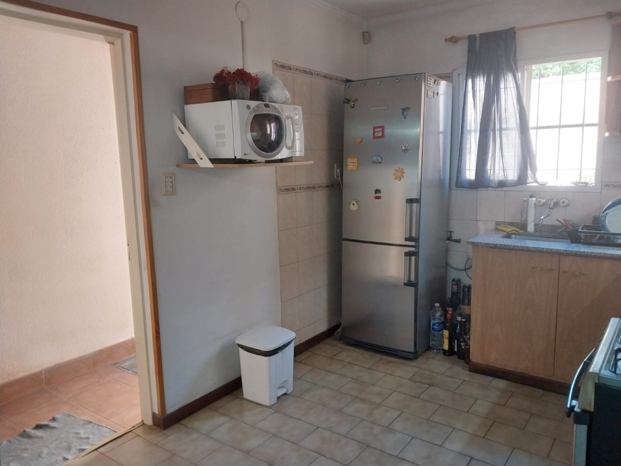 Casa al frente con doble ingreso 2 dormitorios , parrillero , patio y terraza Valor Negociable