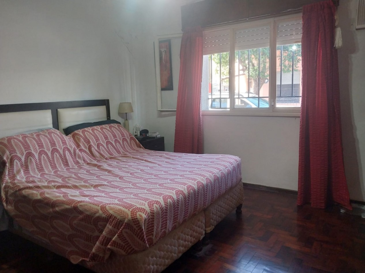 Casa al frente con doble ingreso 2 dormitorios , parrillero , patio y terraza Valor Negociable