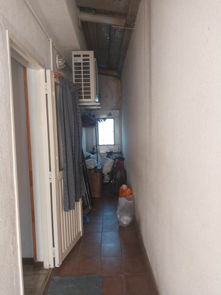 Casa al frente con doble ingreso 2 dormitorios , parrillero , patio y terraza Valor Negociable