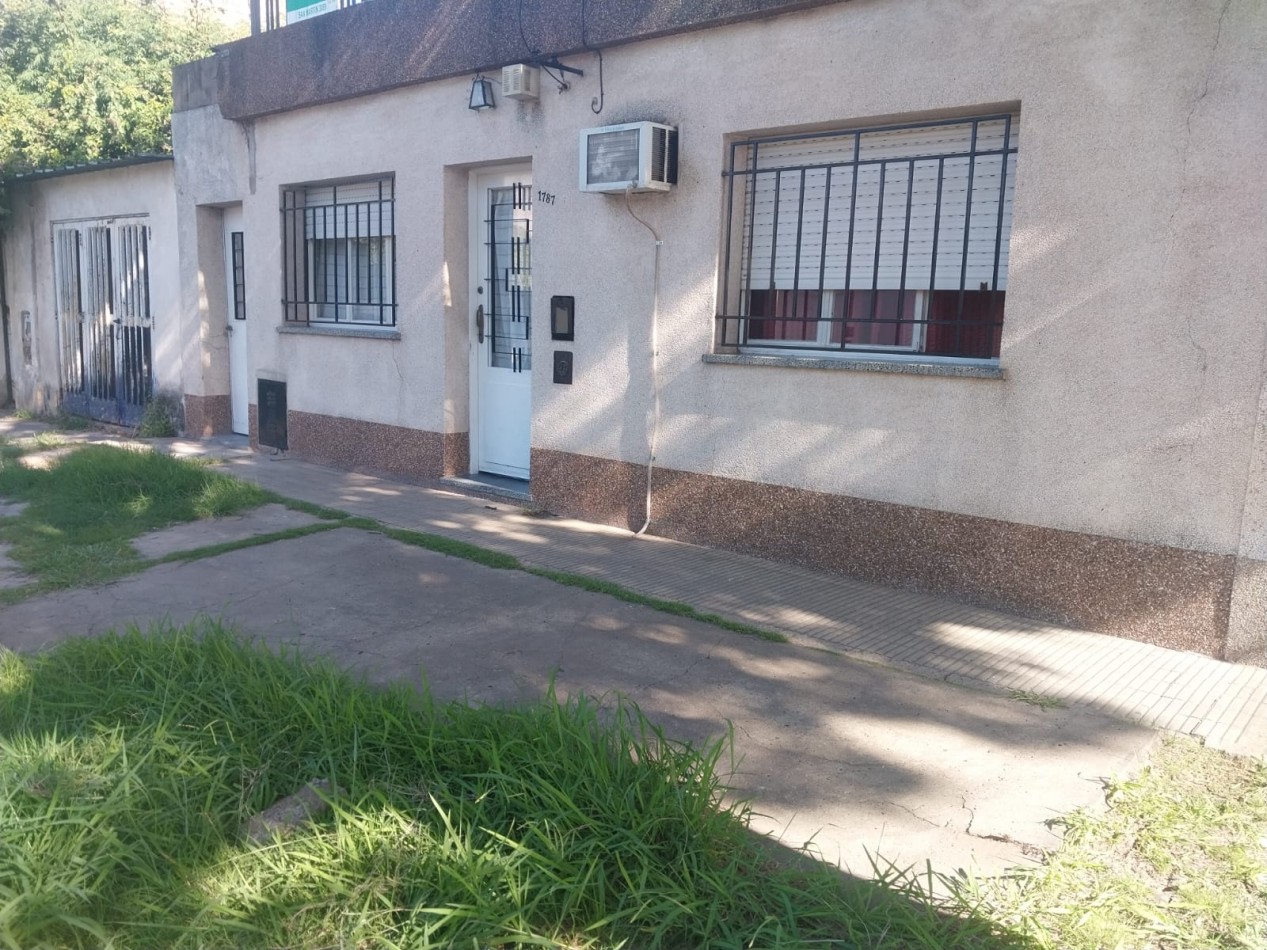 Casa al frente con doble ingreso 2 dormitorios , parrillero , patio y terraza Valor Negociable