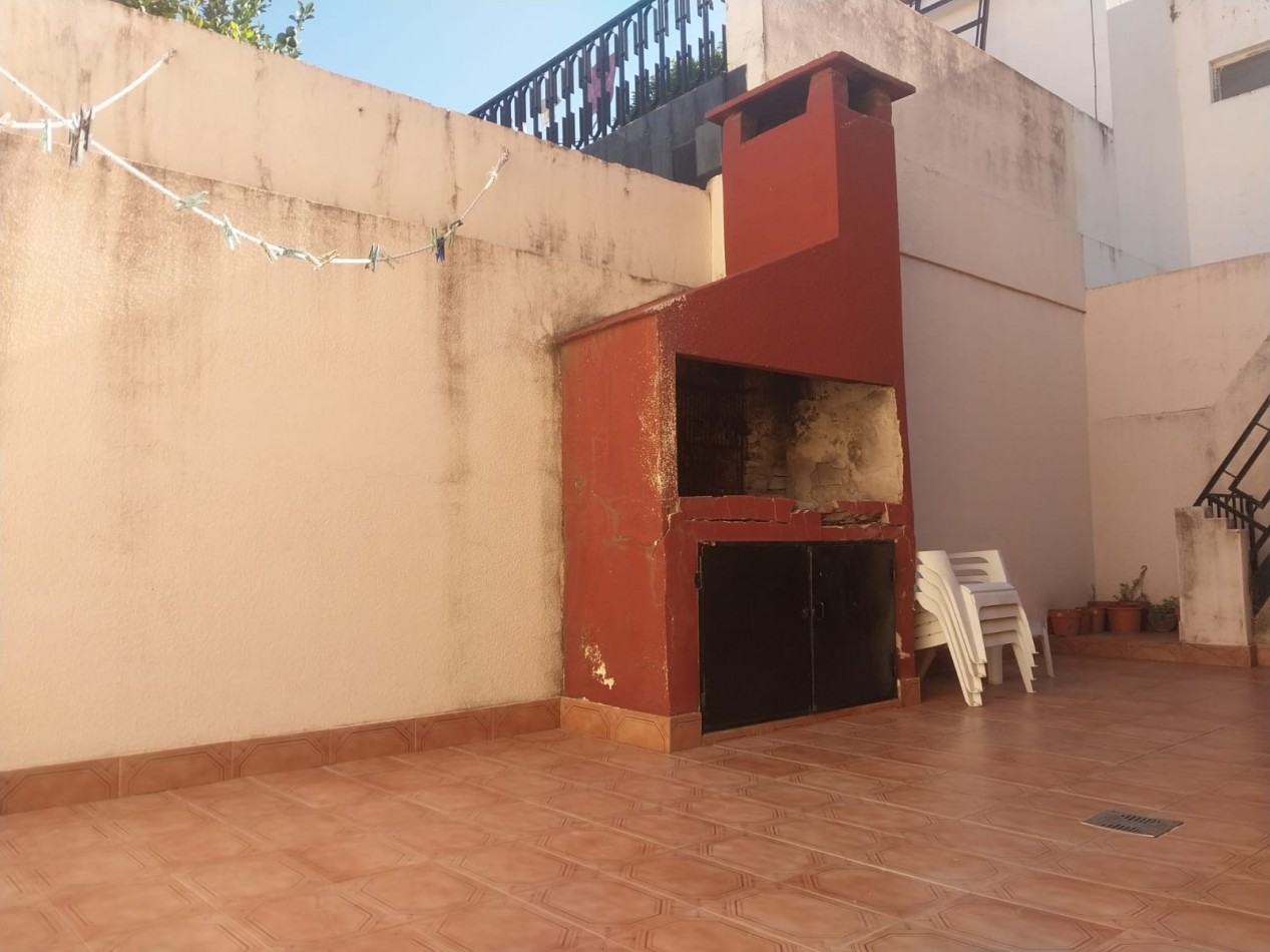 Casa al frente con doble ingreso 2 dormitorios , parrillero , patio y terraza Valor Negociable
