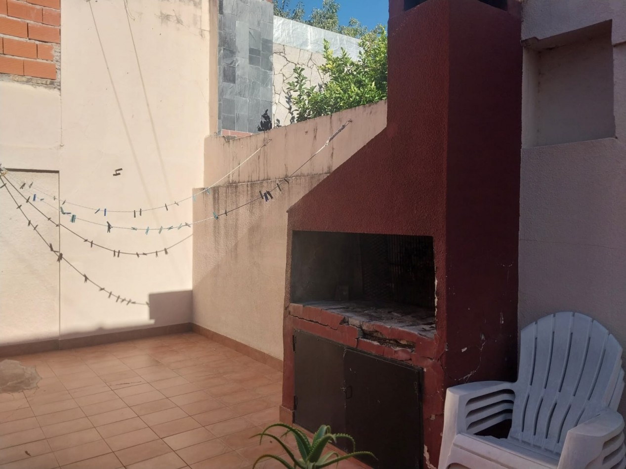 Casa al frente con doble ingreso 2 dormitorios , parrillero , patio y terraza Valor Negociable