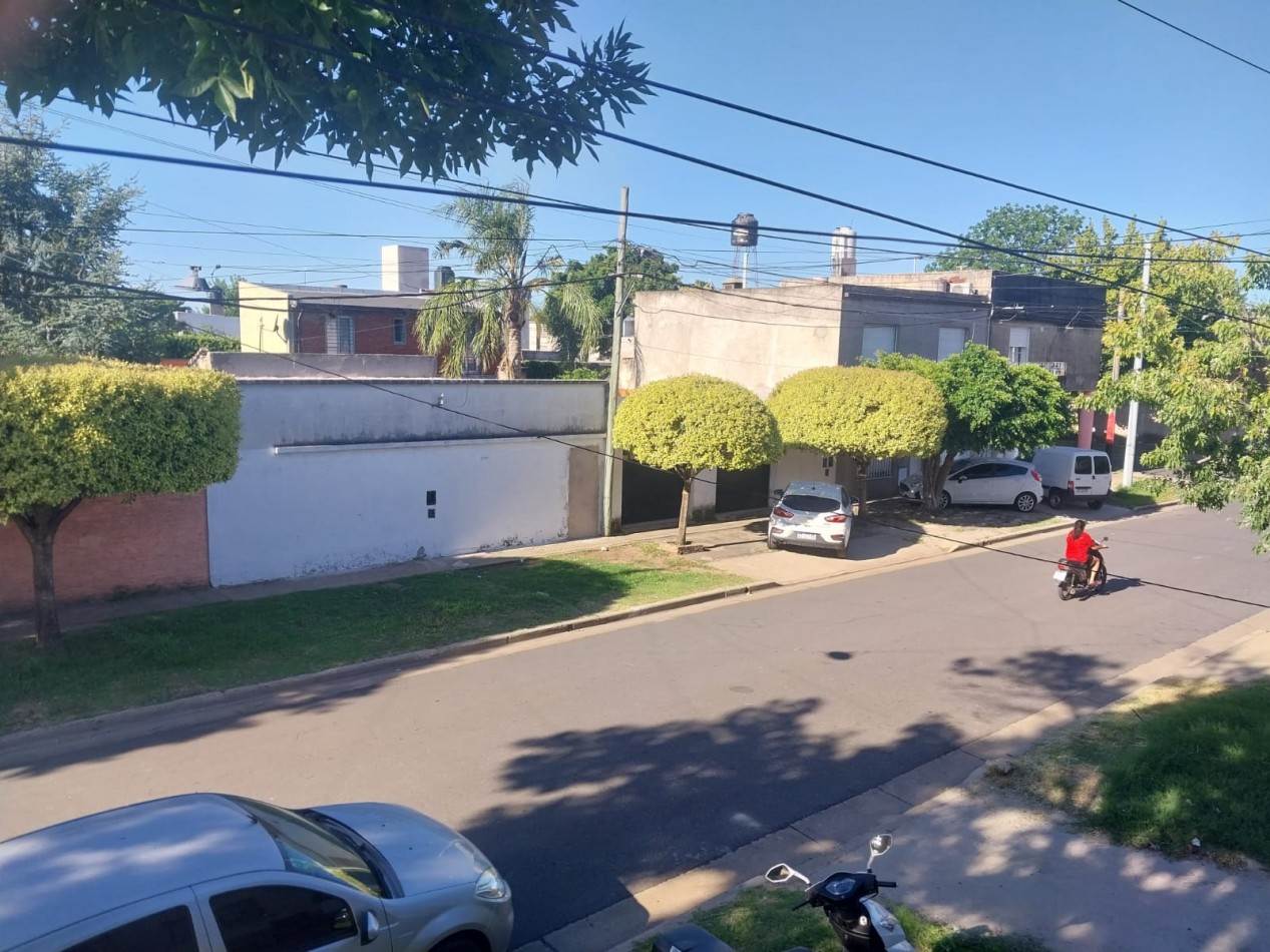 Casa al frente con doble ingreso 2 dormitorios , parrillero , patio y terraza Valor Negociable