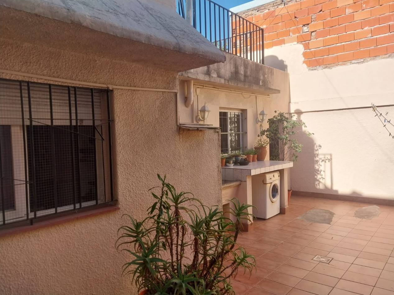 Casa al frente con doble ingreso 2 dormitorios , parrillero , patio y terraza Valor Negociable