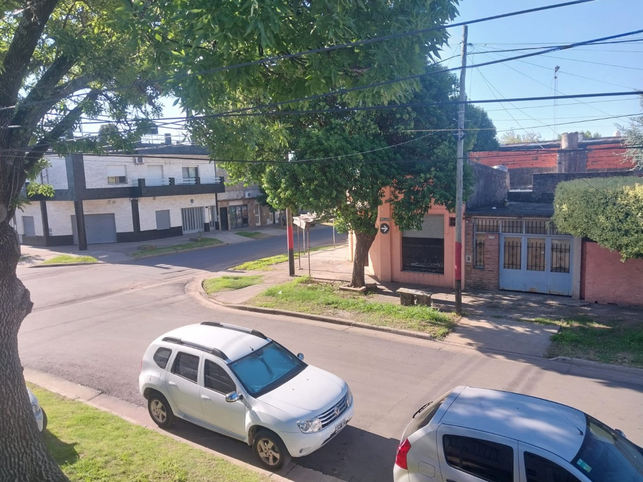 Casa al frente con doble ingreso 2 dormitorios , parrillero , patio y terraza Valor Negociable