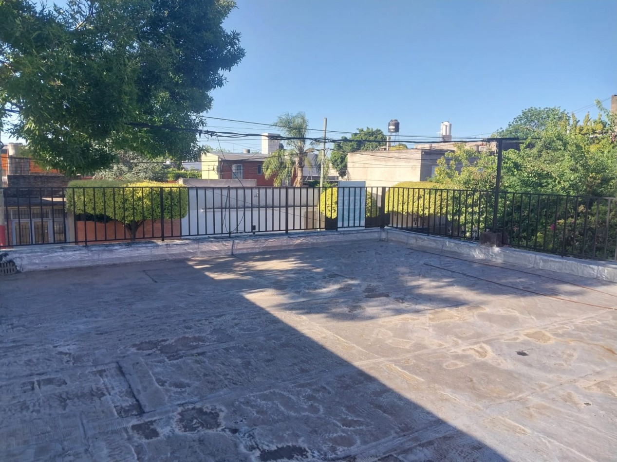 Casa al frente con doble ingreso 2 dormitorios , parrillero , patio y terraza Valor Negociable