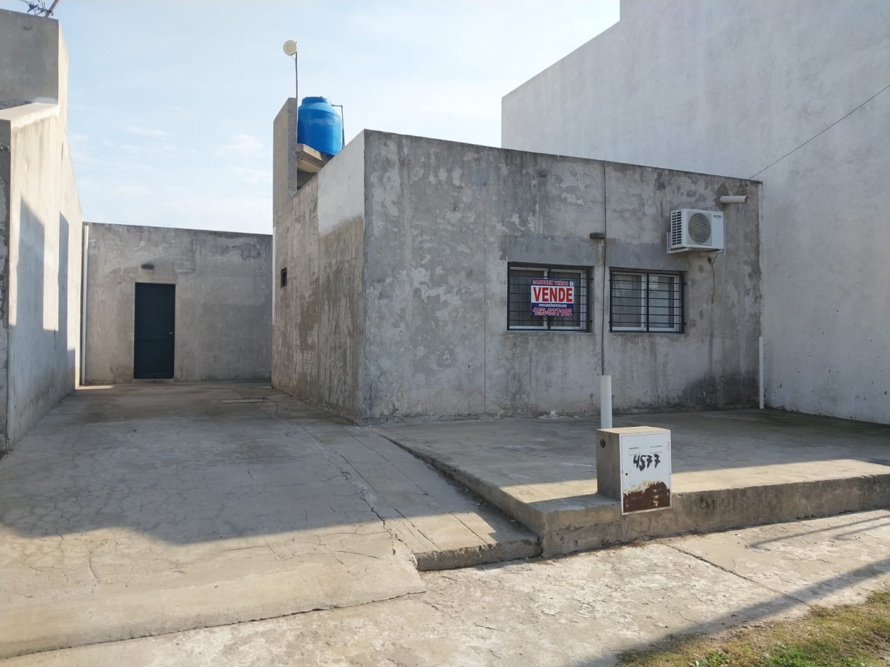 Casa 2 dormitorios con cochera para 2 vehiculos , posibilidad de ampliacion / a terminar - se acepta permuta propiedad zona sur. Parque Habitacional Ibarlucea