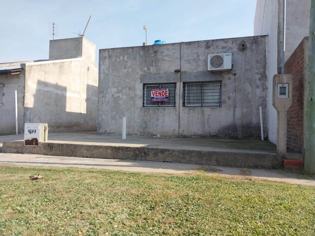 Casa 2 dormitorios con cochera para 2 vehiculos , posibilidad de ampliacion / a terminar - se acepta permuta propiedad zona sur. Parque Habitacional Ibarlucea
