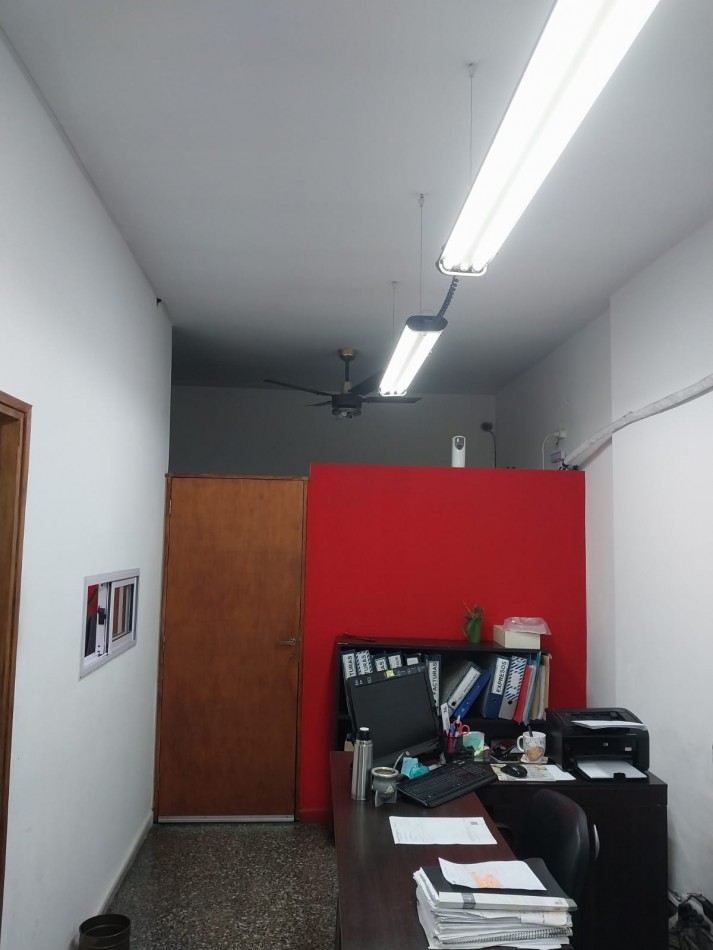 Local comercial al frente con entrepiso doble ingreso y estacionamiento vahicular Se escuchan ofertas posibilidades de utilizar el espacio aereo