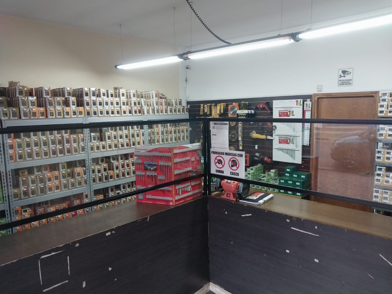 Local comercial al frente con entrepiso doble ingreso y estacionamiento vahicular Se escuchan ofertas posibilidades de utilizar el espacio aereo