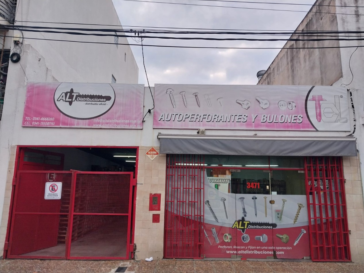 Local comercial al frente con entrepiso doble ingreso y estacionamiento vahicular Se escuchan ofertas posibilidades de utilizar el espacio aereo
