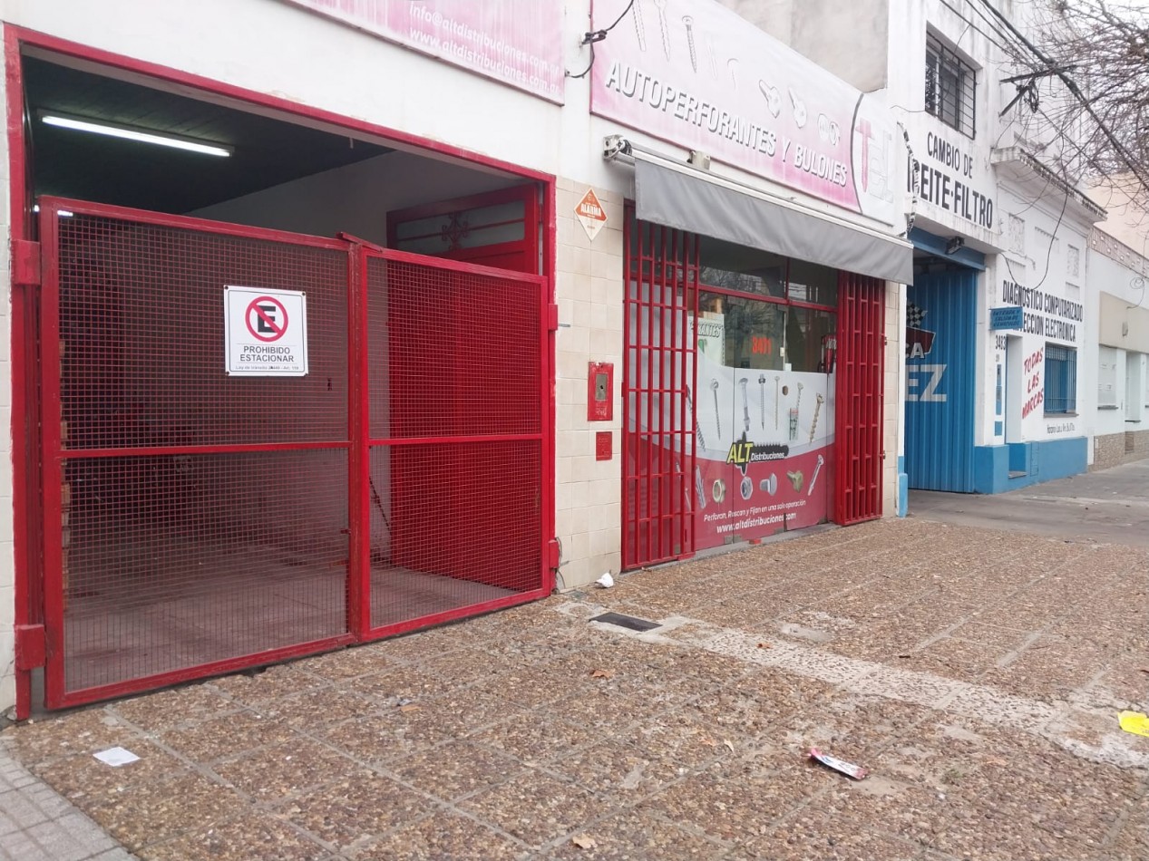 Local comercial al frente con entrepiso doble ingreso y estacionamiento vahicular Se escuchan ofertas posibilidades de utilizar el espacio aereo