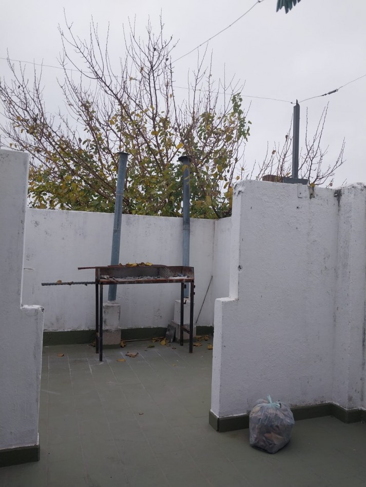 Departamento 1° piso por escalera 1 dormitorio con patio se escuchan ofertas sin expensas
