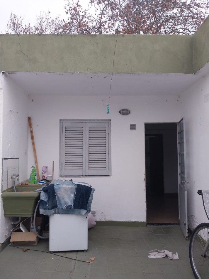 Departamento 1° piso por escalera 1 dormitorio con patio se escuchan ofertas sin expensas