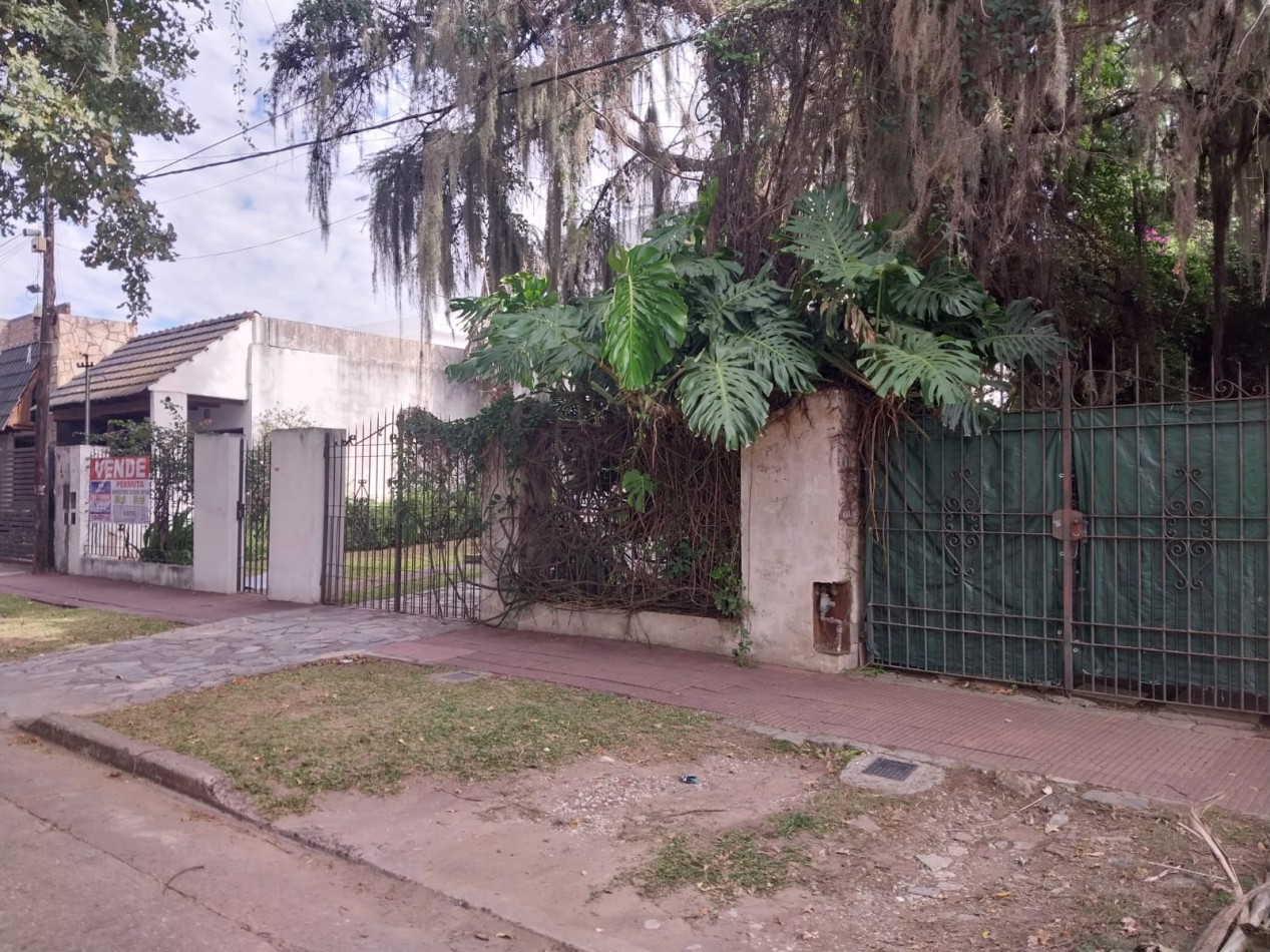 2 Casas en un amplio terreno cochera semicubierta se acepta permuta por propiedades en un 70% 